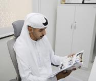 موظف يطالع أحد أعداد مجلة عمران